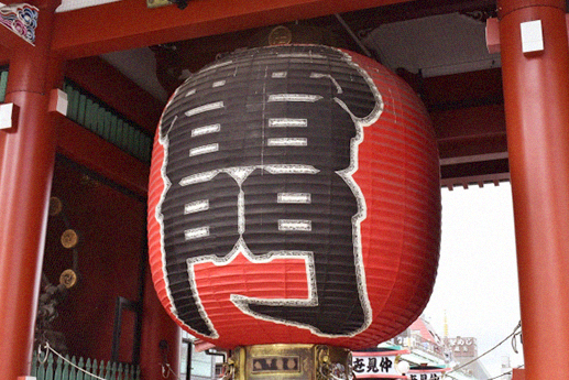 雷門前の巨大な提灯