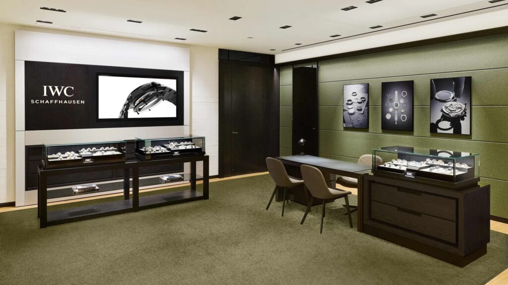 IWCの時計店内の様子。ショーケースには時計が並び、壁には時計の部品やデザイン画が飾られている。